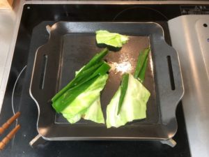 極厚鉄板でくず野菜を炒める