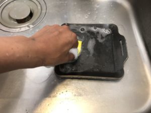極厚鉄板を洗剤で洗う